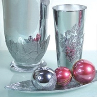 Boules de Noël et vases chromés