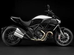 Chrome noir sur moto Ducati
