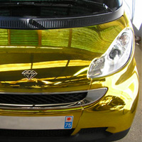 Voiture récente chromée en jaune